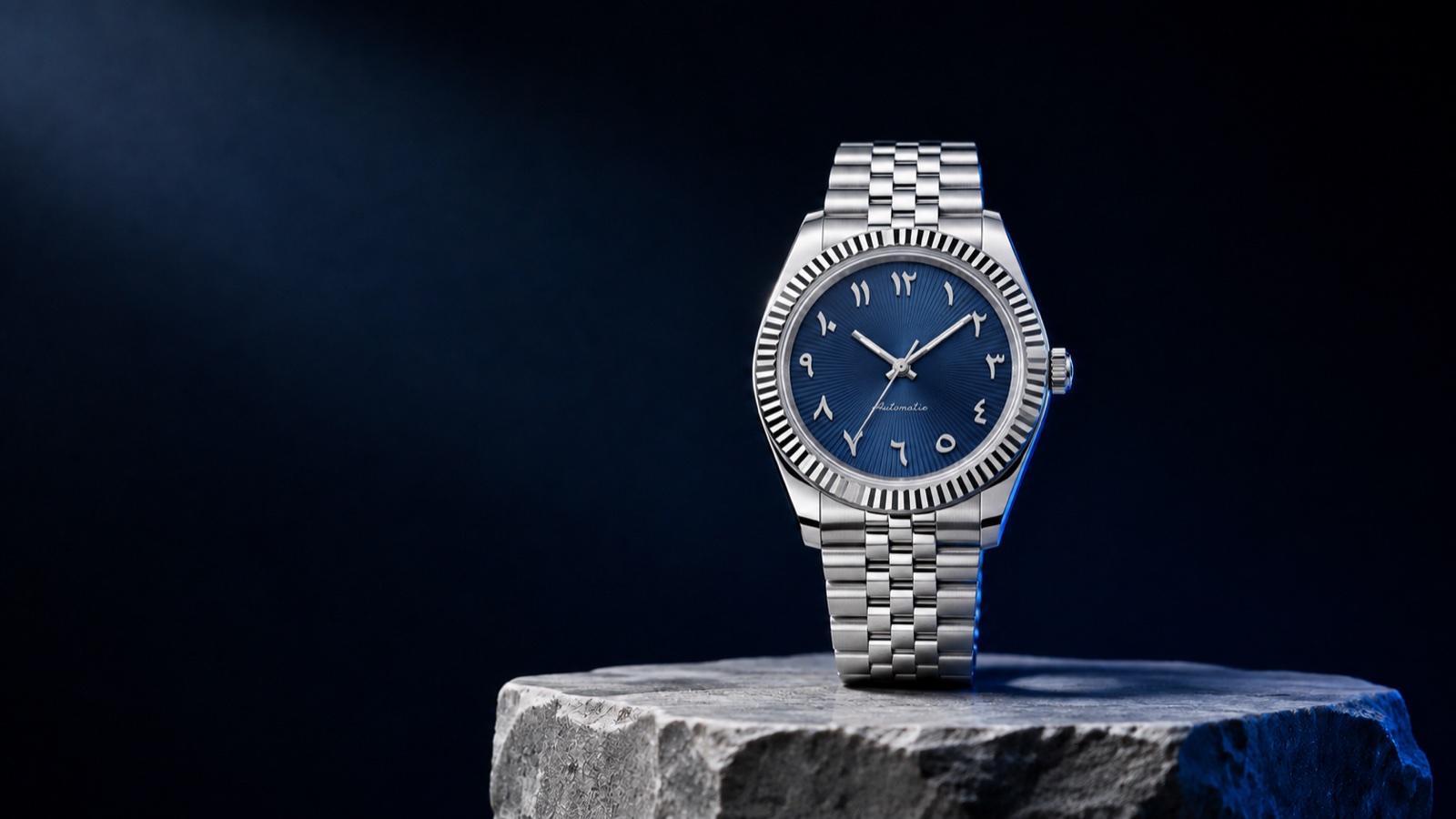 Individuelle mechanische Uhr in einer dunkelblauen Studioszene
